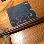 おばんざい 笑食母 - 木製の漆塗りの箸に素焼きの箸置き