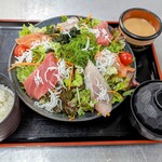 グルメ館 豊魚 - 海鮮サラダとご飯セット