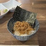 酒肴場 屯 - ご飯の上にはジャコ山椒とサービスの海苔