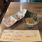 酒肴場 屯 - 本日の海鮮丼は、イシガキダイ、マダイ、ホタテ、シマアジ、イサキ、クエ。ご飯の上にはジャコ山椒とサービスの海苔