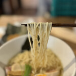 酒肴場 屯 - 加水率高めの全粒粉入りの麺はつるっとしなやかな口当たり