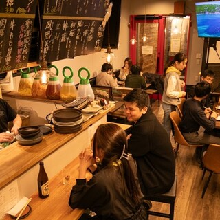 暖かな、賑わう店内（テラス席もございます）