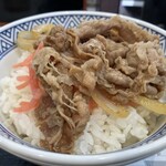 吉野家 - 牛皿と紅生姜をオンザライス