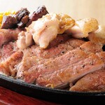 Retoro Teppan Izakaya Gacha - 名物肉盛り