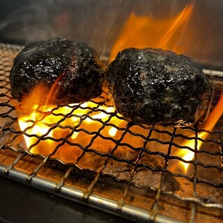 炭問屋ならではの竹炭入りハンバーグや炭火料理を堪能。