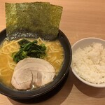 Yokohama Iekei Ramen Fukagawa-Ya - 北海道味噌 大盛、サービスライス