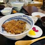 ドライブインさんらく - うなぎ丼半身1300円と激安