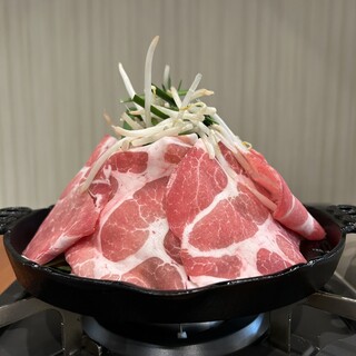 Summer only! Enjoy Genghis Khan (Mutton grilled on a hot plate)-style "Yakiniku (Grilled meat) and Yakishabu"