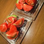 和座わざ - 山中さんちの完熟トマト左がそのまま、右が塩オリーブオイル