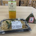 スーパーマーケット バロー - 台湾ピリ辛焼きそば377円にしそ梅おむすび。