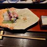 積善館 佳松亭 - 山の宿ですが、お刺し身も新鮮でした！！泡塩が最高に風味があって美味しい！！白い泡ですが箸で少し取ってお刺し身に乗せて食べると醤油の風味がすごくて感動しました！！わさび風味の胡麻も良い味出してます！！