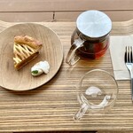 ベルサイドカフェ - 料理写真:アップルパイと紅茶