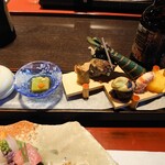 積善館 佳松亭 - 季節を感じる盛り合わせ！ひとつひとつ丁寧ではずれなく全て美味しかった！これはお酒が進みます！！小鉢に入っていた房総産のアワビは特に美味しかった！！