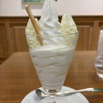 ミルク&パフェ よつ葉ホワイトコージ - よつ葉の白いパフェ（レギュラー）　¥900