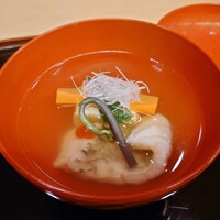 山玄茶 - 昼のコース：お椀（桜鯛、蔓菜、蕨、厚揚げ、人参、生姜、梅）