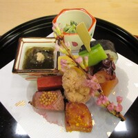 山玄茶 - 昼のコース：八寸（生麩西京焼、ローストビーフ・粒マスタード、煮たらこ、赤こんにゃく、蛸のやわらか煮・スナップエンドウ・大根煮、玉子真薯、干瓢巻、もずくとくらげ酢、ほうれん草と大徳寺麩の胡麻和え）