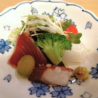 山玄茶 - 昼のコース：向付（お造り） （クリームチーズを挟んだ平目、蛸、いか、ケンケン鰹のたたき、滋賀県産トマト、ブロッコリー、千切りレタス、シャインマスカット）