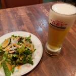 パンジャビ ダバ - サラダと生ビール