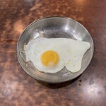 무교동 북어국집 - トッピングの目玉焼き。