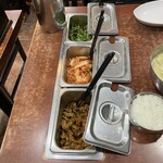 무교동 북어국집 - キムチとニラ。