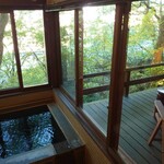 積善館 佳松亭 - 五つ星大正ロマン特別室には露天風呂やプライベートテラスが付いています。風呂上がりに気持ち良い風にあたりながらゆったりとした時間を過ごすことができました。