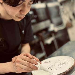 모리오카 출신의 젊은 요리사가 팔을 흔든다.
