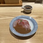 日本橋海鮮丼 つじ半 - ゴマだれで食べる！喜び勇んで全部食べてしまった！汗。半分はスープのトッピングがおすすめだそうです。