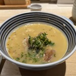 日本橋海鮮丼 つじ半 - 1/3になったら、汁でいただきます。これがサラサラ美味しかった！ご希望の方にはご飯追加してくれます。