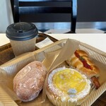デリフランス - 料理写真:ウインナーロール、みかんのブリオッシュ(宮崎県産日向夏)、こしあんドーナツ、ブレンドコーヒー