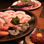 Yakiniku Seikouen - 手前から、ユッケ、豚、一番奥が牛です