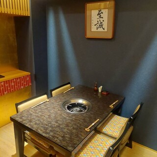創業35年の歴史を感じる、落ち着いた雰囲気の店内でお食事を