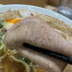ラーメンみなみ - ローリングしてスープに漬けるとバリ旨