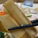 ラーメンみなみ - メンマ箸あげ