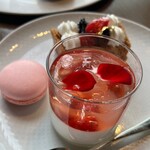 タワーズ - フロマンジュはアルコール飛ばしてないシャンパンが結構はいってます。酸味とほのかな甘さがあり、苺がとてもおいしい。