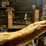 BiXiGARRi - カウンター席から炭火で焼かれていく肉達を眺めるエンターテイメント