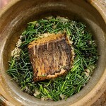壱 - ⑬炭火焼き桜鱒(北海道産)、浅葱&海苔の炊き込みご飯
            桜鱒と浅葱のコントラストに魅了される
            薫りもまた良い感じで食欲を掻き立てます
            沢山お代わりしてしまいました