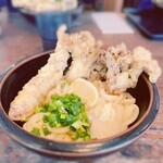 情熱うどん わらく - 揚げたてのとり天は、アツアツでサクサク。 胡椒が効いていて、うどんの出汁につけると、その美味しさは倍増する。 舞茸天は、うどんとの組み合わせが絶妙で、香り高く、食感が楽しい。