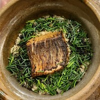 壱 - ⑬炭火焼き桜鱒(北海道産)、浅葱&海苔の炊き込みご飯
                    桜鱒と浅葱のコントラストに魅了される
                    薫りもまた良い感じで食欲を掻き立てます
                    沢山お代わりしてしまいました