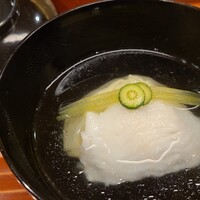 壱 - ⑧蒸し鮴(兵庫県淡路島産)、翡翠茄子、蕗&粒柚子載せ、利尻昆布と鰹節の出汁のお椀
                      利尻昆布は香り&輪郭のハッキリした旨みなのですが、少し主張は穏やかでした