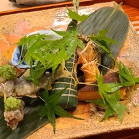 壱 - 八寸②稚鮎(滋賀県琵琶湖産)の天麩羅③豌豆豆とスナップ豌豆豆の胡麻和え④床臥(兵庫県淡路島産)の旨煮⑤車海老(熊本県天草産)の粽寿司⑥車海老の頭の素揚げ⑦ふわとろレアかすてら 