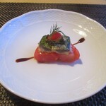 Gin no Terrace - 开胃菜：上桌时，切达奶酪和熏鲱鱼的香气令人愉悦！搭配三乡村的水果番茄、切达奶酪和熏制鲱鱼，点缀着茴香。底部铺有从附近山上采摘的蕗薹和香醋酱。