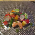 Gin no Terrace - 前菜：春季蔬菜、水果与海鲜的卡尔帕乔沙拉。绿色和白色芦笋、萝卜、红色、黄色和橙色甜椒、蚕豆、红薯、洋葱、苹果、烟熏的鲷鱼、金枪鱼和萤火虫鱿鱼、虾、章鱼、扇贝、北极贝色彩缤纷地盛在透明的盘子里。红薯是提前在烤箱中烤制的烤红薯，搭配法式菜肴非常合适，让人惊艳。