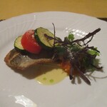 Gin no Terrace - 主菜 鱼类料理：散发着诱人香气的鲷鱼煎饼。上面放有西葫芦和番茄，旁边是香草沙拉和蔬菜炖菜，底下铺有白茄子。
