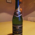 Gin no Terrace - DE CHAZELLE BRUT VIN MOUSSEUX（德·查泽尔起泡酒）瓶装 3,700日元（含税）：散发着桃子和洋梨般的甜美香气，带有青柠般的清爽口感，是一款超值的干型起泡酒。