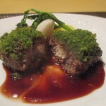 Gin no Terrace - 主菜肉类：使用当地的蓼科牛肉和信州猪肉制成的汉堡，顶部覆盖着美丽的普罗旺斯香草。这是一道普罗旺斯风味的肉丸，中心填充着浓郁的奶油奶酪，鲜嫩多汁，味道非常棒。配菜有西葫芦、菜花、西兰花、胡萝卜、土豆、蕪菁和芦笋。