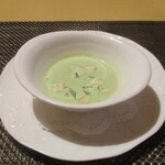 Gin no Terrace - 汤品：浓郁的生奶油和黄油香气的青豆汤，点缀着烤面包丁和茴香。清新的绿色让人感受到春天的气息，是一道美味的粉彩色汤品。