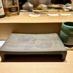 Shinjuku Sushi Fukuju - カウンター席へ案内されました。
      1貫ずつなのかしら...