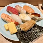 Shinjuku Sushi Fukuju - と思ったら...大皿でどーーん。
                1番ライトなセットだからそうですよね