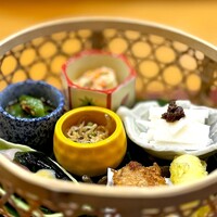 懐石 古都 - 真ん中の黄色い器に入ったのが、ちりめん山椒。 これ、美味しかったなー。 ホタルイカの酢味噌はとても控えめ。 ホタルイカの濃厚な味わいを引き立てます。