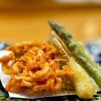 懐石 古都 - 揚げ物。 まずは桜えび。 割と固めに揚がってて、サクッとした食感。 これも酒がすすみます。